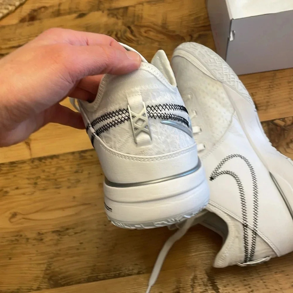 Lebron Air Zoom 10.5 - Picture 6 of 10